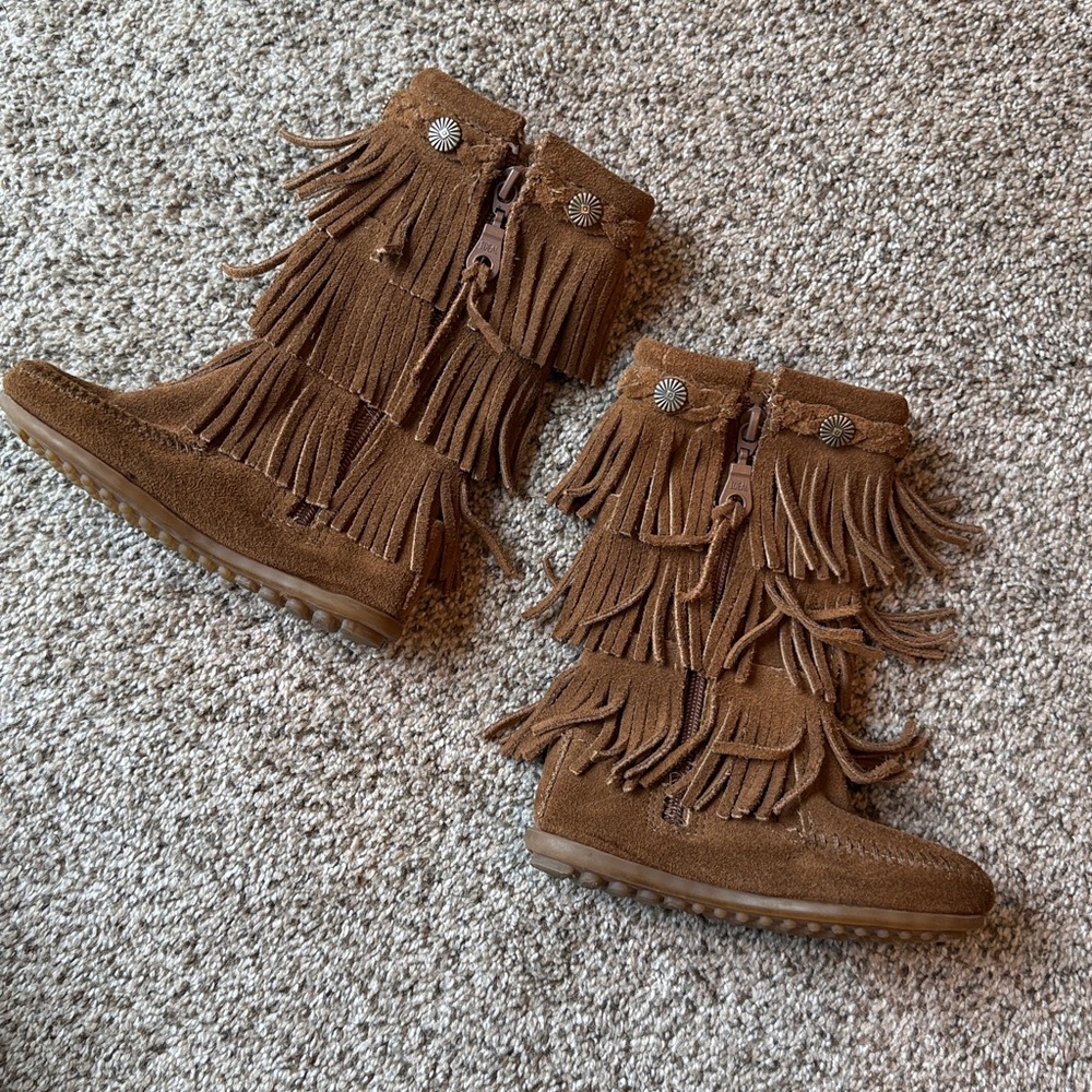Minnetonka | Kids Tan Fringe Boots - Picture 3 of 11